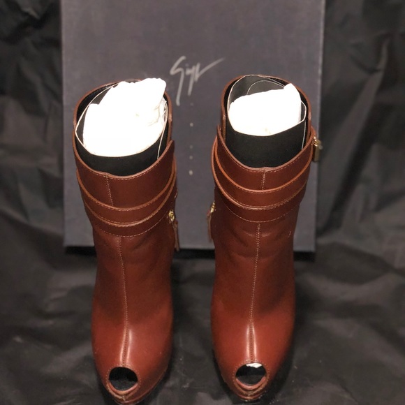 Giuseppe Zanotti belted platform ankle bootie - Picture 4 of 6